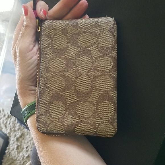 🎄COACH SIGNATURE WRISTLET NWT🎁 - Picture 4 of 17